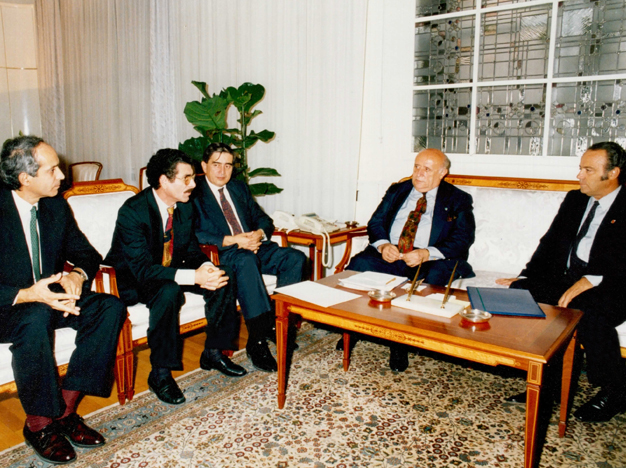 Kutlay Doğan, Cumhurbaşkanı Süleyman Demirel’e 
xxxxxTürk Basınının meselelerini anlatırken
xxxxxCumhurbaşkanı Süleyman Demirel ile birlikte